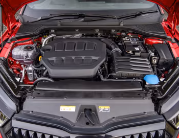 Sob o capô Škoda Octavia vRS Estate [UK-spec] '2020–24
