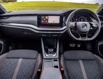 Painel frontal Škoda Octavia vRS Estate [UK-spec] '2020–24