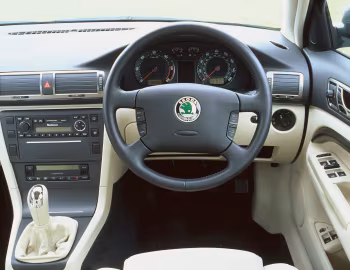 Передня панель Škoda Superb [UK-spec] '2002–06