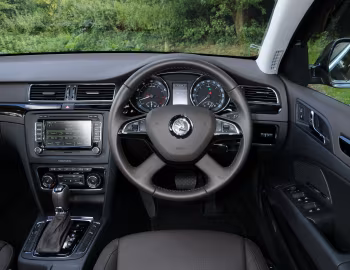 Передня панель Škoda Superb 4×4 Laurin & Klement [UK-spec] '2013–15