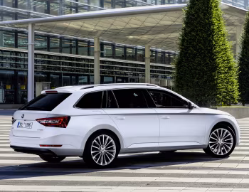 Škoda Superb Combi [Worldwide] '2015–19