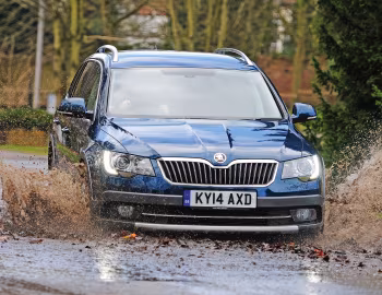 Škoda Superb Estate Outdoor [UK-spec] '2014–15