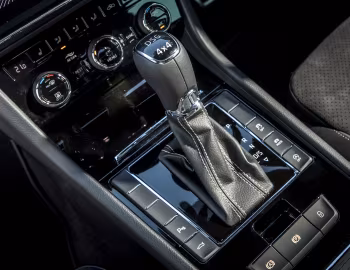 Interior Škoda Superb Estate 4×4 SportLine [UK-spec] '2016–19