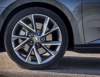 Škoda Superb Estate 4×4 SportLine [UK-spec] '2016–19