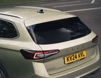 Škoda Superb Estate [UK-spec] '2024–pr.