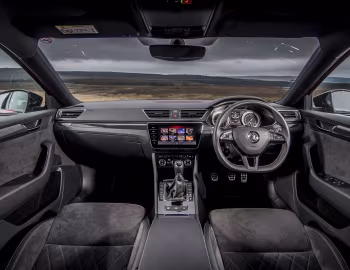 Painel frontal Škoda Superb SportLine [UK-spec] '2016–19