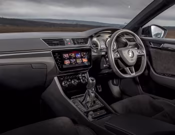 Painel frontal Škoda Superb SportLine [UK-spec] '2016–19
