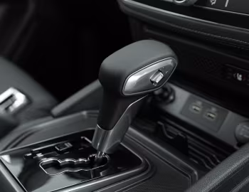 Интерьер SsangYong Musso Saracen [UK-spec] '2022–23