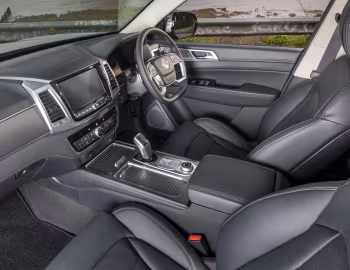 Интерьер SsangYong Rexton Ultimate 4WD [UK-spec] '2021–23