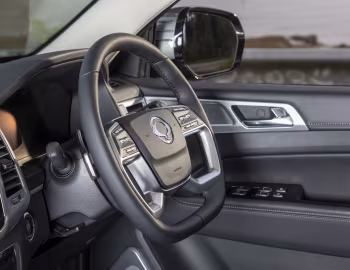 Интерьер SsangYong Rexton Ultimate 4WD [UK-spec] '2021–23