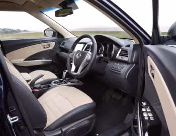 Интерьер SsangYong Tivoli XGi [UK-spec] '2015–18