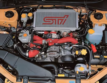 Sob o capô Subaru Impreza STi S202 '2002