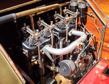 Пад капотам 1909 Stoddard-Dayton Model 9-A Tourer
