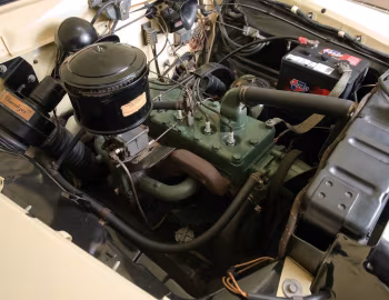 Пад капотам 1947 Studebaker Commander Regal DeLuxe Convertible (S2)