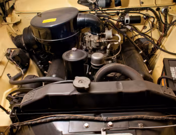 发动机舱 1951 Studebaker Commander State Convertible (H S2)
