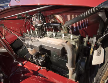Пад капотам 1931 Studebaker President Eight State Roadster (Model 80)