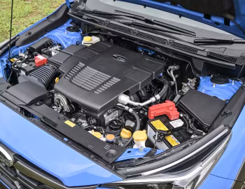 Sob o capô Subaru Crosstrek e-Boxer Limited [Japan] '2023–pr.