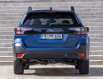 Subaru Outback 2.5i "Edition Platinum Cross" [Germany] '2024–25