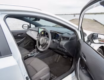 Интерьер Suzuki Swace [UK-spec] '2023–н.в.