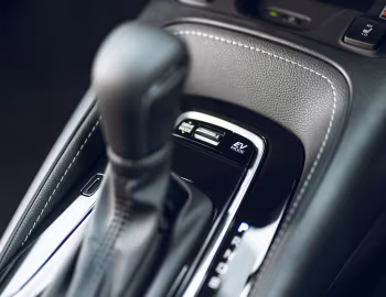 Интерьер Suzuki Swace [UK-spec] '2023–н.в.