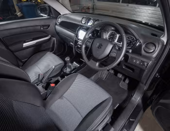 Інтэр'ер Suzuki Vitara "Kuro" [UK-spec] '2018