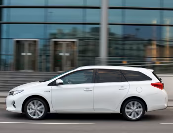 Toyota Auris Touring Sports Hybrid [UK-spec] '2013–15