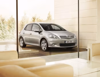 Toyota Auris 5-door '2010–12