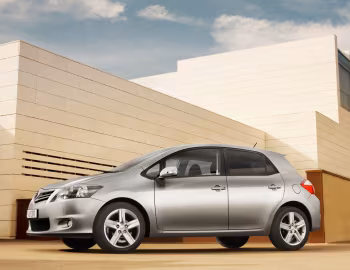 Toyota Auris 5-door '2010–12