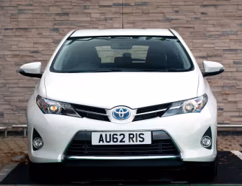 Toyota Auris Hybrid [UK-spec] '2012–15