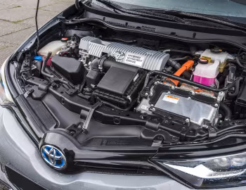 Sous la capuche Toyota Auris Touring Sports Hybrid "Freestyle" [EU-spec] '2017–19