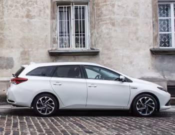Toyota Auris Touring Sports Hybrid [EU-spec] '2015–18
