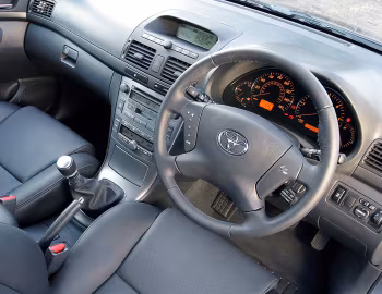 Interior Toyota Avensis Hatchback [UK-spec] '2003–06