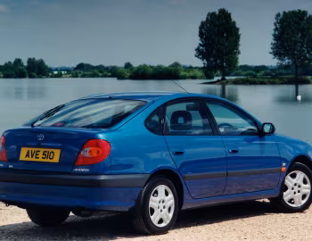 Toyota Avensis GLS [UK-spec] (T220) '1997–2000