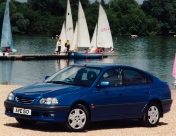 Toyota Avensis GLS [UK-spec] (T220) '1997–2000