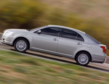 Toyota Avensis Hatchback '2003–06