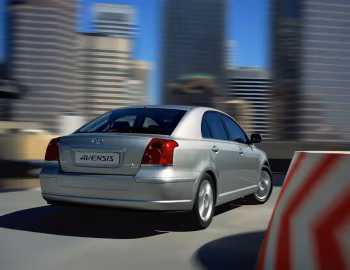 Toyota Avensis Hatchback '2003–06