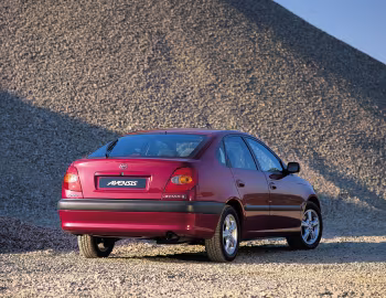 Toyota Avensis Liftback [Worldwide] (T220) '1997–2000