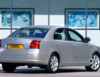 Toyota Avensis Saloon [UK-spec] '2003–06