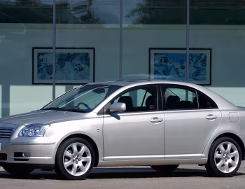 Toyota Avensis Saloon [UK-spec] '2003–06