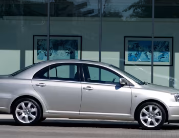 Toyota Avensis Saloon [UK-spec] '2003–06