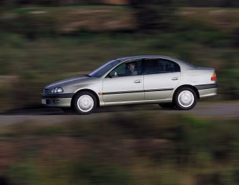 Toyota Avensis Sedan [Worldwide] (T220) '1997–2000