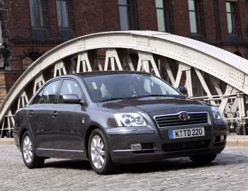 Toyota Avensis Sedan '2003–06