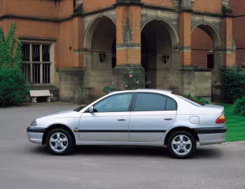 Toyota Avensis Sedan [Worldwide] (T220) '2000–03