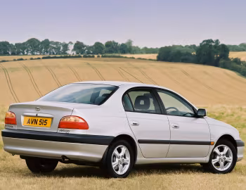 Toyota Avensis Saloon [UK-spec] (T220) '2000–03