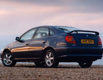 Toyota Avensis SR [UK-spec] (T220) '1997–2000