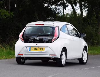 Toyota Aygo x-clusiv 3-door [UK-spec] '2014–18