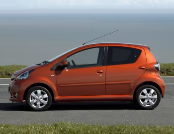 Toyota Aygo Fire 5-door [UK-spec] '03.2012–08.2013