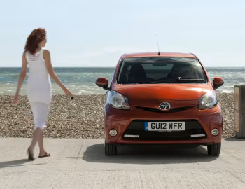 Toyota Aygo Fire 5-door [UK-spec] '03.2012–08.2013