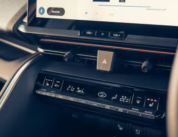 Interior Toyota C-HR HEV [UK-spec] '2023–pr.
