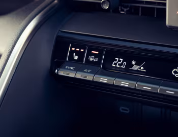 Interior Toyota C-HR HEV [UK-spec] '2023–pr.